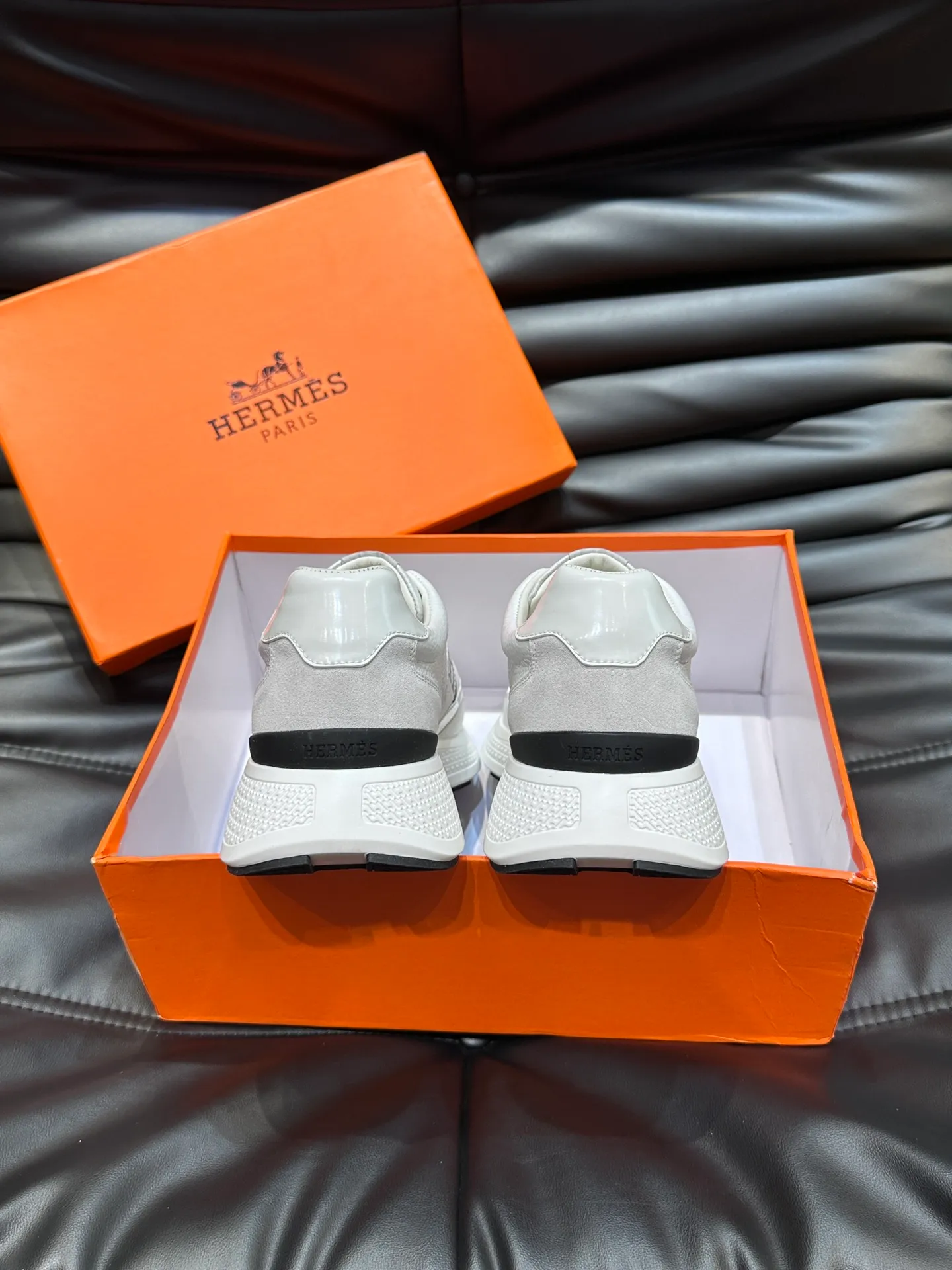 Factory price: 520💰HERMES/Hermes Hugo thick-soled sneakers are casual men's shoes. These sneakers are made of imported first-layer cowhide leather and breathable mesh design. The contrasting color design creates a dynamic and modern shape. The front end of the toe is decorated with natural-color rubber inlays, making it novel and fashionable. The texture is incomparable, with cowhide lining and cowhide foot pads, the upper foot is comfortable and breathable, and the rubber sole is decorated with geometric patterns and iconic "H" details. A very personal one! Size: 39-44 (customized at 38.45)